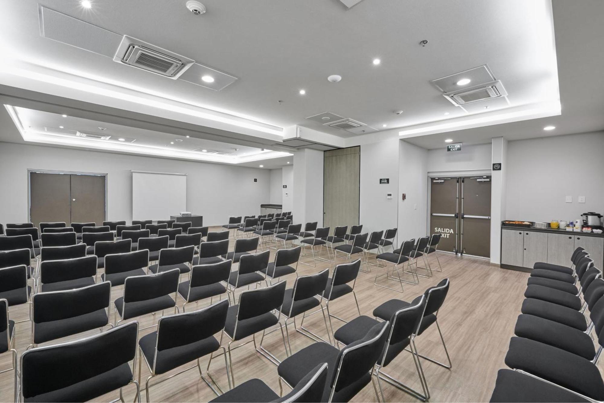City Express Junior By Marriott Leon Centro De Convenciones Exterior photo